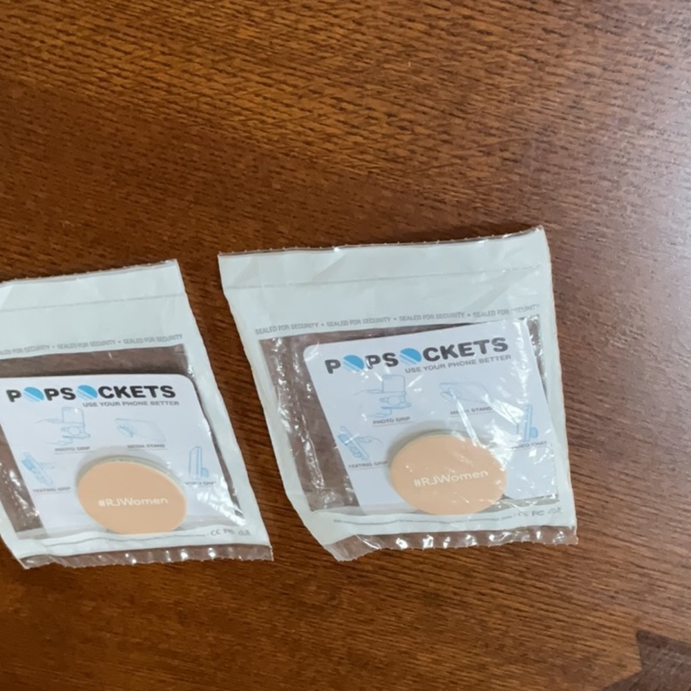 2 Pop sockets